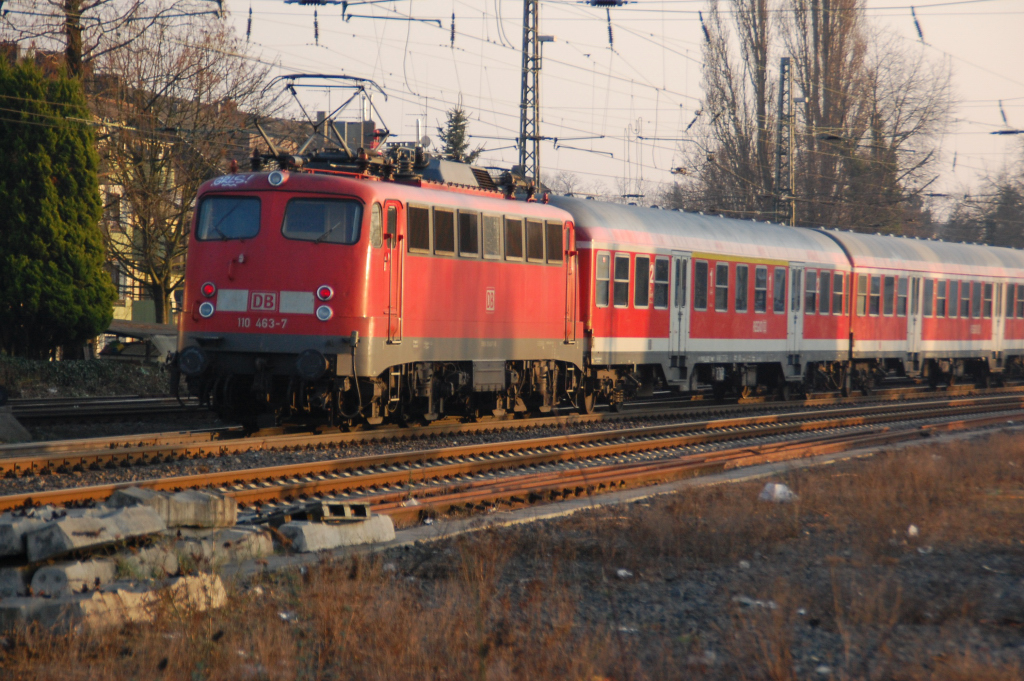 Gerade verlsst die 110 463-7 mit einem Verstrker RE4 Rheydt Hbf in Richtung Aachen. 2.3.2011