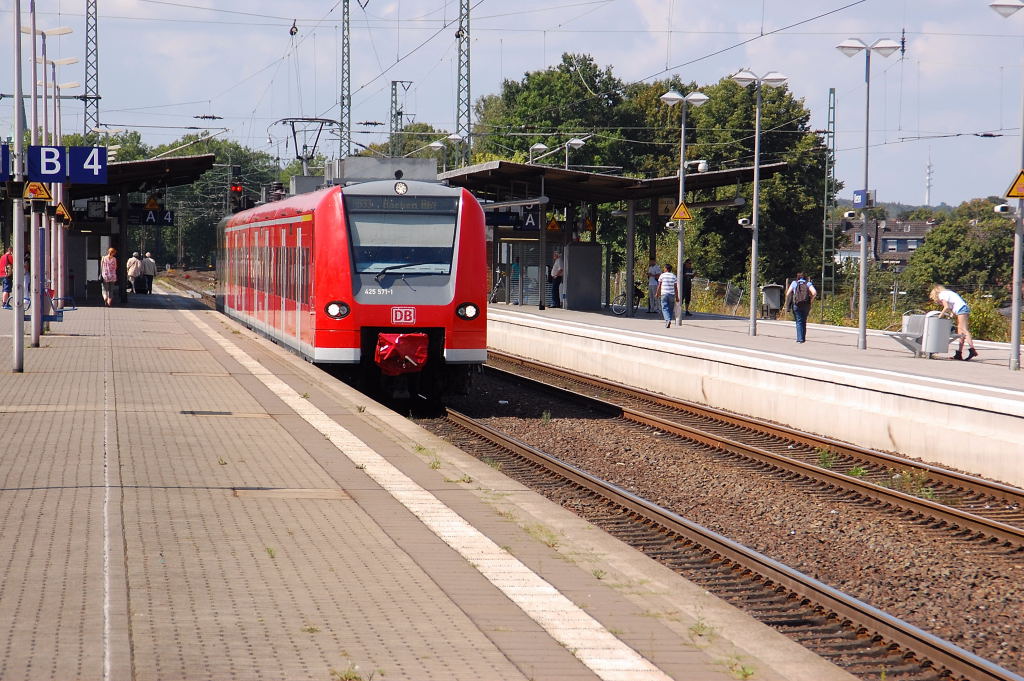 Gerade verlsst am Donnerstagnachmittag der 425 571-1 den Bahnsteig 4 im Viersener Bahnhof als RB33 nach Aachen....nchster Halt ist Mnchengladbach Hbf. 23.8.2012