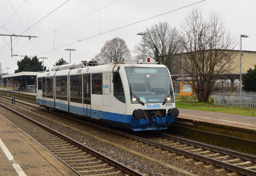 Gerade verlsst der VT 6.015 der Rurtalbahn als RB 39 den Hauptbahnhof Rheydt mit seinem Ziel Dalheim. 24.11.2012