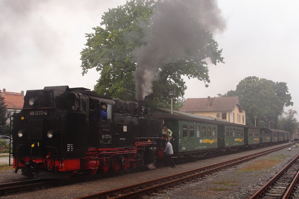Gerade wird 99 1777 am 31.08.2012 im Bahnhof Radeburg an P3009 angekuppelt. Wenige Minuten sp�ter, um 15.39 Uhr, wird sie mit ihrem Zug nach Radebeul-Ost starten, nicht ohne vorher den Radeburger Bahnhof gr�ndlich einzunebeln!