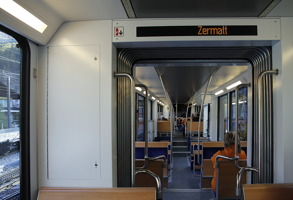 Gerumiges Intrieur des GGB-Triebwagens Bhe 4/6. Bahnhof Zermatt, kurz vor der Abfahrt in Richtung Gornergrat. 14. Okt. 2011, 10:23