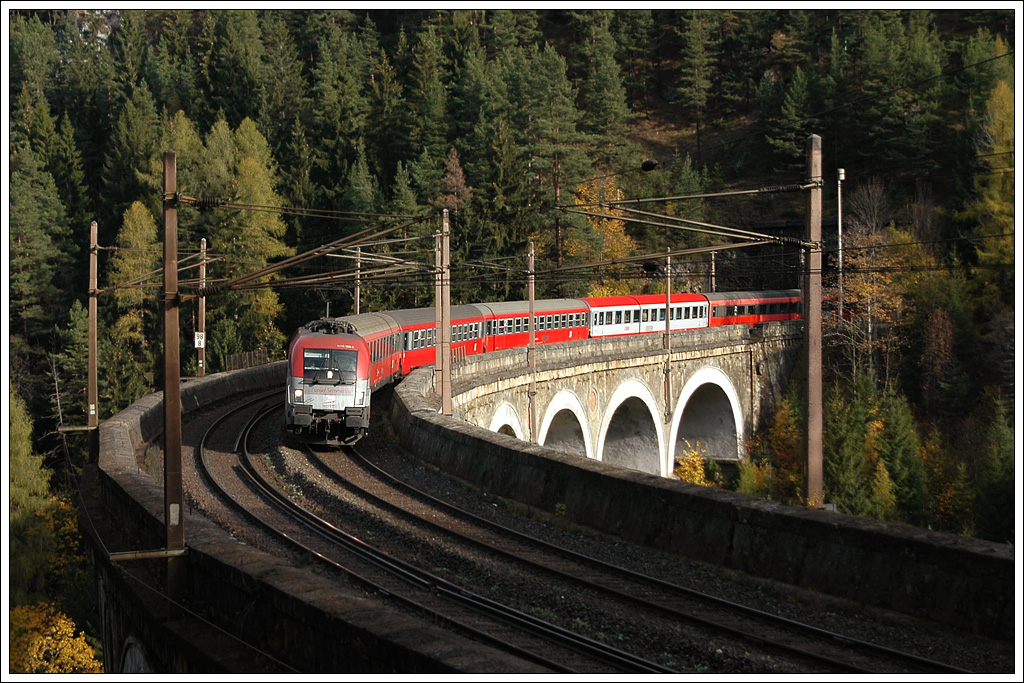 Gerhard H�rhan hat mich auf die Idee gebracht, ein altes Bild neu zu �berarbeiten. Es zeigt den von 2004 bis 2007 existierenden  150 Jahre Semmering  Jubil�umstaurus 1116 200 am h�chsten Viadukt der Semmeringbahn, der Kalten Rinne, mit dem IC 533  Carinthischer Sommer  von Wien nach Villach aufgenommen am 26.10.2006.