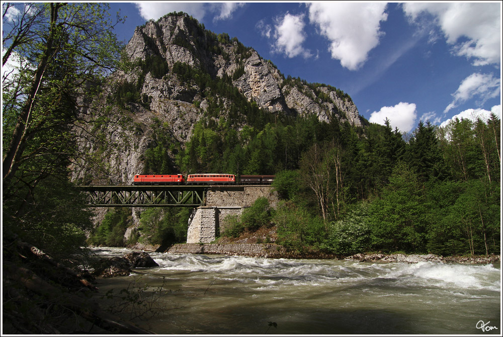 Gesuse - Das blutorange Tandem, 1144 040 und 1142 682 zieht den Erzzug 55666 von Eisenerz nach Donawitz. 
Krumau 10.5.2012