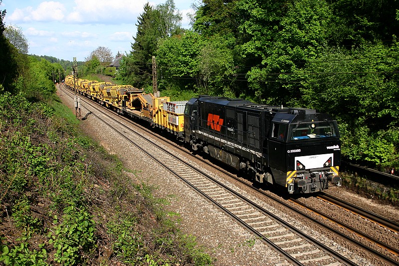 Gesamtansicht der G 2000 mit dem Bauzug.(Undorf,KBS 880,23.5.2010)