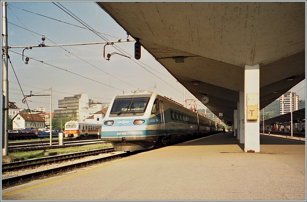 Gescannt und dann gefunden, dass dieses Bahnsteigbild eine gewissen Reiz hat. 
SZ ICS 310-002 in Ljubljana im September 1994.
