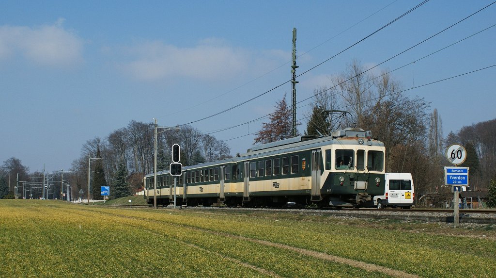 Geschafft: Der Schnellzug 27 von Lausanne nach Bercher ist endlich im Kasten!
Kurz vor Joutxtens-Mézery schiebt am 9. März 2010 bei starken Gegenwind der Be 4/4 N° 27 den B 42 und den Bt 52 Richtung Bercher.