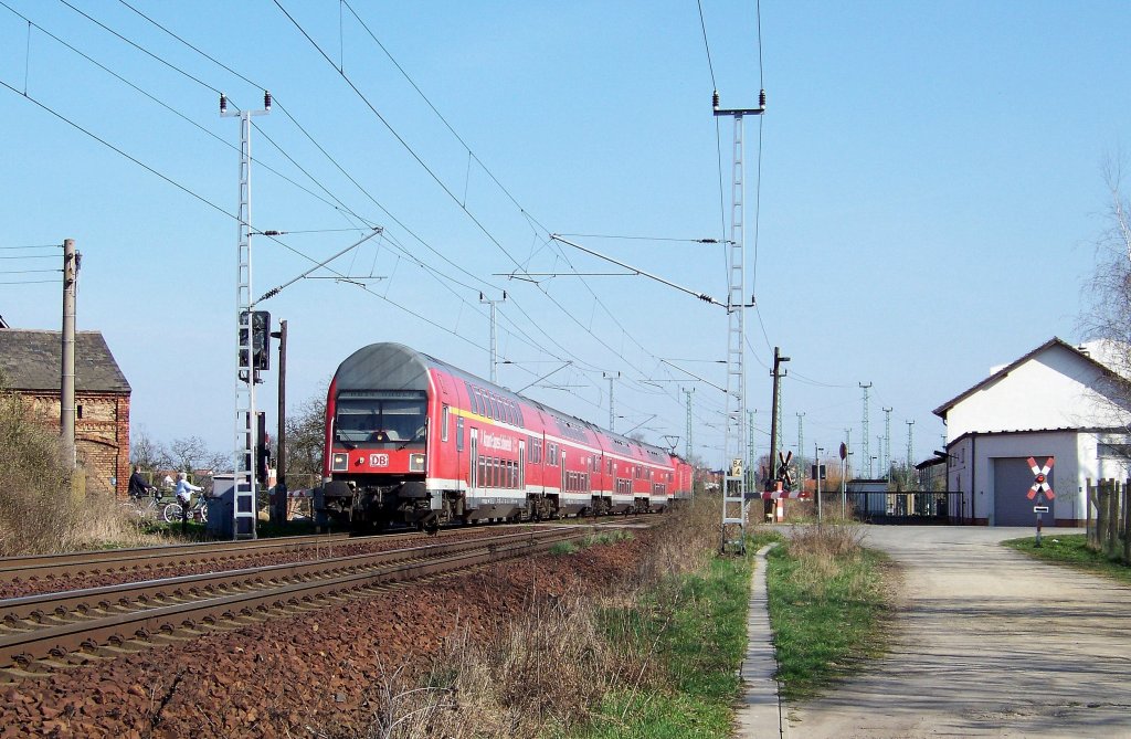 Geschichte ist nun auch wieder dieser Bahnbergang, kurz B, in Lbbenau/Spreewald. Seit dem Umbau und Fertigstellung des ESTW, wurden hier neue Schrankenanlagen montiert. Auerdem sieht man noch die RB14 nach Nauen ber Berlin Schnefeld Flughafen rausbeschleunigen. 03.04.2009 