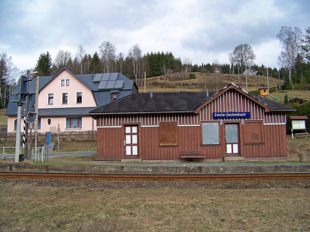 Geschlossene Wartehalle des (Bedarfs-) Haltepunktes Zwota-Zechenbach in typisch schsischer Holzbauweise aus dem Jahre 1911, km 3,44 Strecke 6651 (Zwotental - Klingenthal, KBS539), 612m . NN. Aufgenommen am 6.4.010.