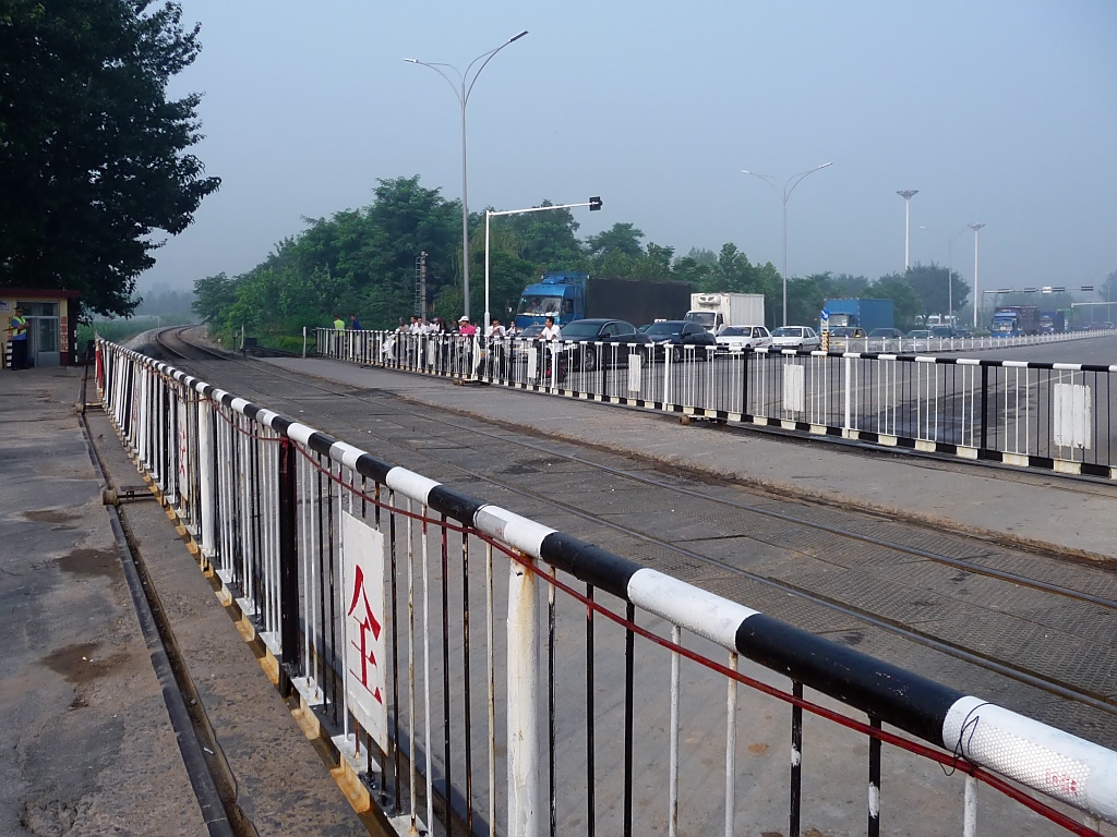 Geschlossener Bahnbergang in Shouguang, China, 04.08.11. 
Das lange Warten auf den tglichen Kohlezug...
