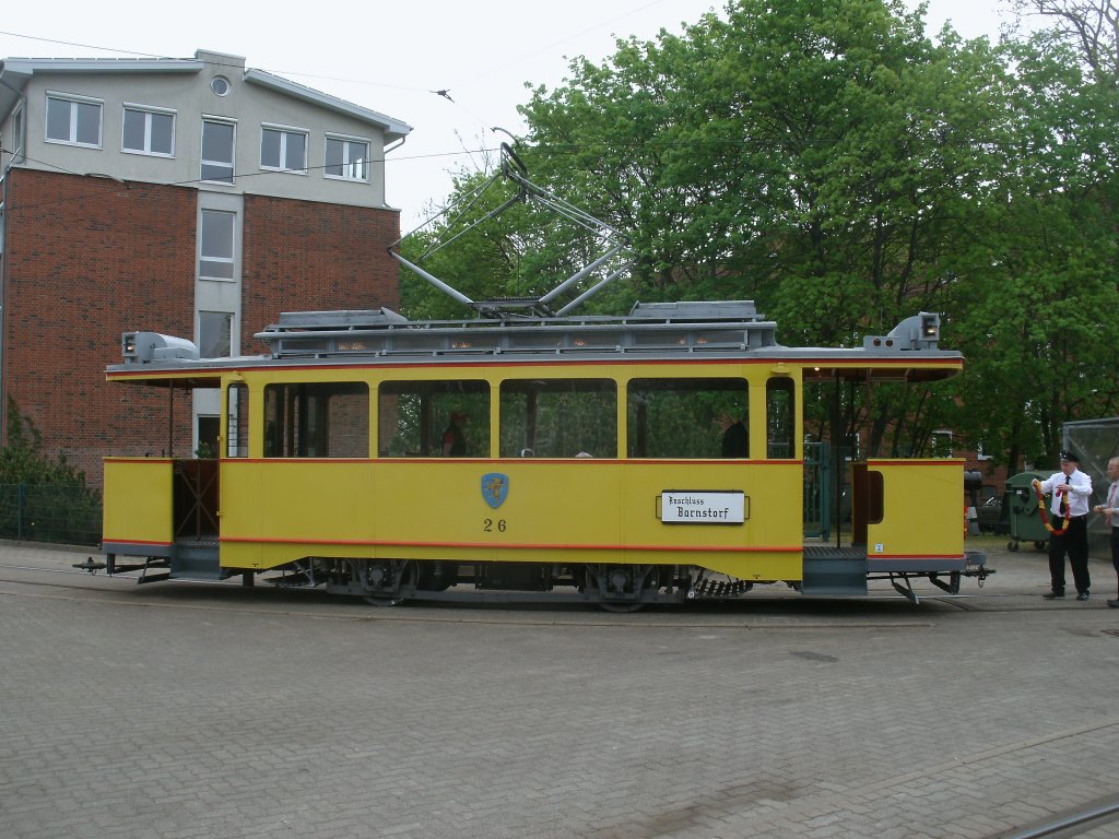Geschmckt fr die Herrentagssonderfahrt wurde,am 09.Mai 2013,im Rostocker Depot Hamburger Strae der historische Tw26.Aufgenommen ber den Zaun.