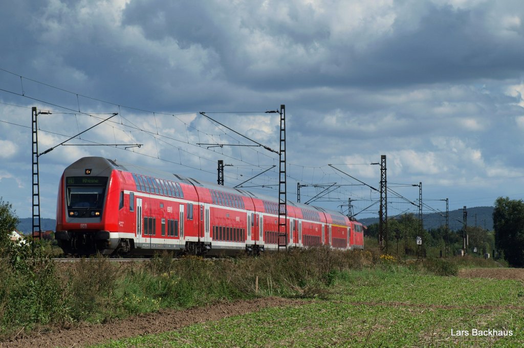 Geschoben von einer 111 mit Scherenbgel fhrt der RE 14012 nach Rheine am 4.09.10 durch die Feldlandschaft bei Berenbusch Richtung Minden (Westf.). 