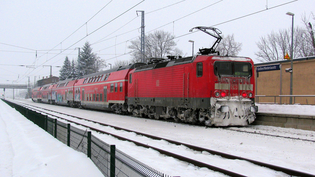 Geschoben wurde der 14 Minuten versptete RE 3 von 114 040 am 29.12. gen Stralsund.