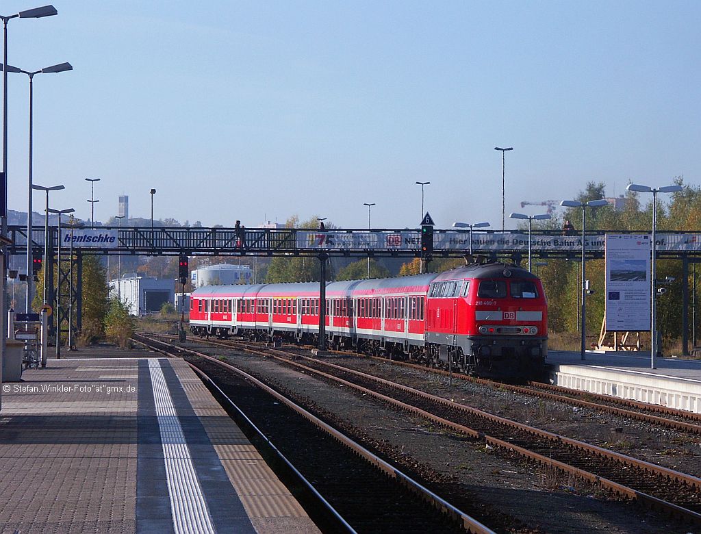 Geschobene Ausfahrt aus Hof Hbf unter dem Luftsteg, der seit Jahrzehnten dort steht. Rechts schon das Bauschild fr den 2011 vorgesehenen Neubau. 218 468 wird dann wohl auch nicht mehr hier vorbeischieben...