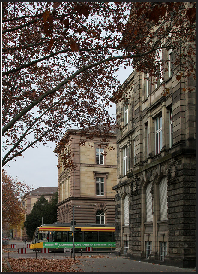 Geschützte Ausfahrt - 

Ziemlich unvermittelt kommen hier die Straßenbahnen zwischen den beiden Gebäuden hervor. Damit die Fußgänger und Radfahrer sich vorsichtig verhalten, wurden Geländer, Warnbarken und Ampeln installiert. Einmündung der Nordstadtbahn in die Kaiserallee. 

12.11.2011 (M)