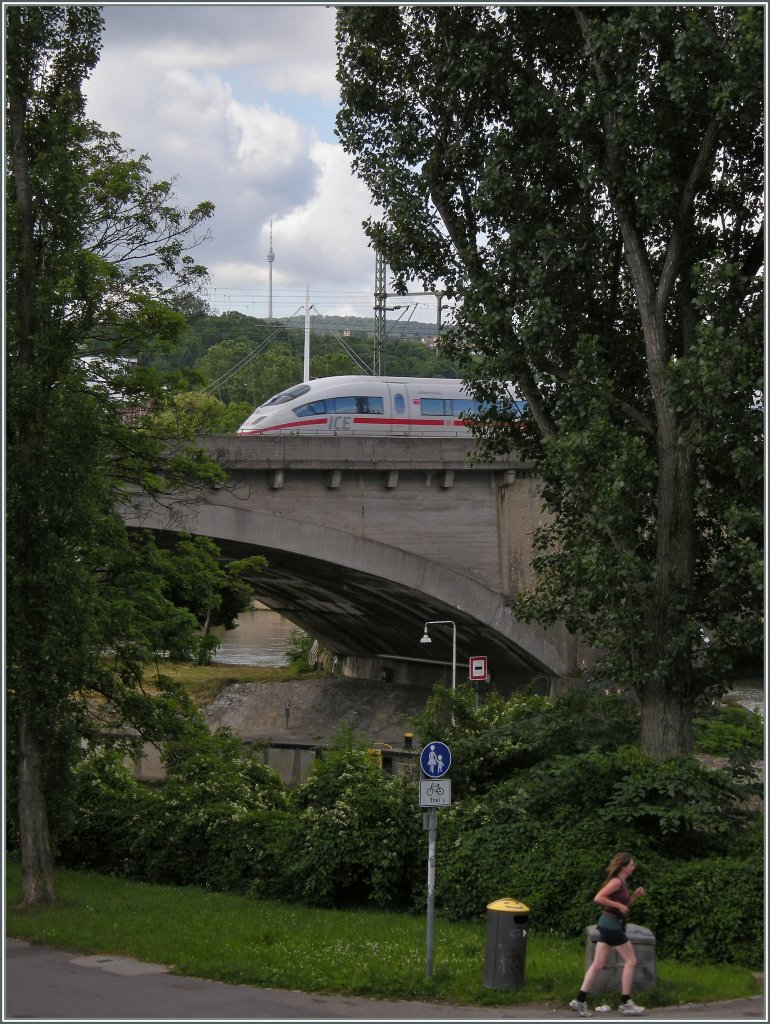 Geschwindigkeit auf drei Ebenen: Fernsehnturm, ICE und eine Luferin...
Stuttgart, den 22. Juni 2012