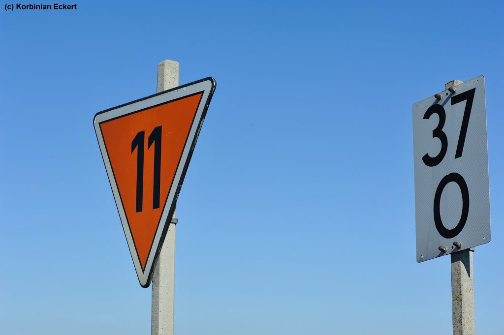 Geschwindigkeitsankndesignal auf 110 km/h und Kilometerschild 37/0 an der KBS 855 bei Wiesau, 20.08.2011