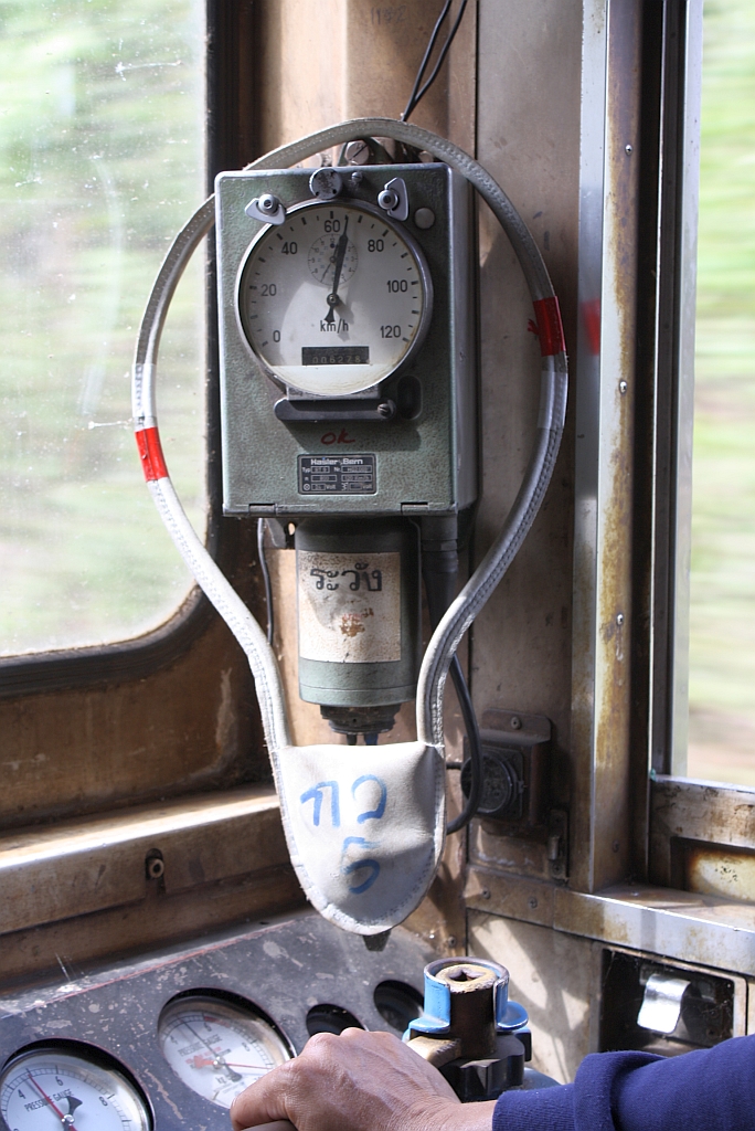 Geschwindigkeitsmesser, Modell Hasler, des THN 1132. In der Tasche des ringf�rmigen Gegenstandes um den Gewschwindigkeitsmesser befindet sich der Token f�r die Sicherungsanlage, welche im n�chsten Bahnhof zum Freigeben des Steckenabschnittes ben�tigt wird. Aufgenommen am 08.J�nner 2011 vom Mittelgang w�hrend der Fahrt mit dem ORD 407 zwischen den Bahnh�fen Pak Pan und Kaeng Luang.