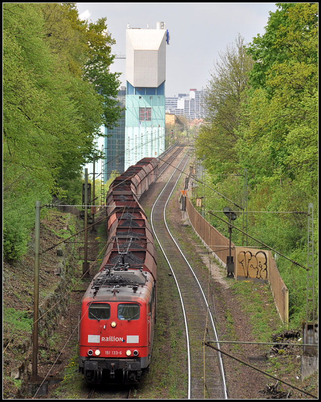 Geschwungen - 

Ein Güterzug auf der Schusterbahn in Bad Cannstatt. Der Gleisschwenk entstand durch den Neubau des Neckartalviadukts. Die neue Brücke wurden neben der alten gebaut, dadurch ergab sich diese Kurve. 

13.04.2011 (J)