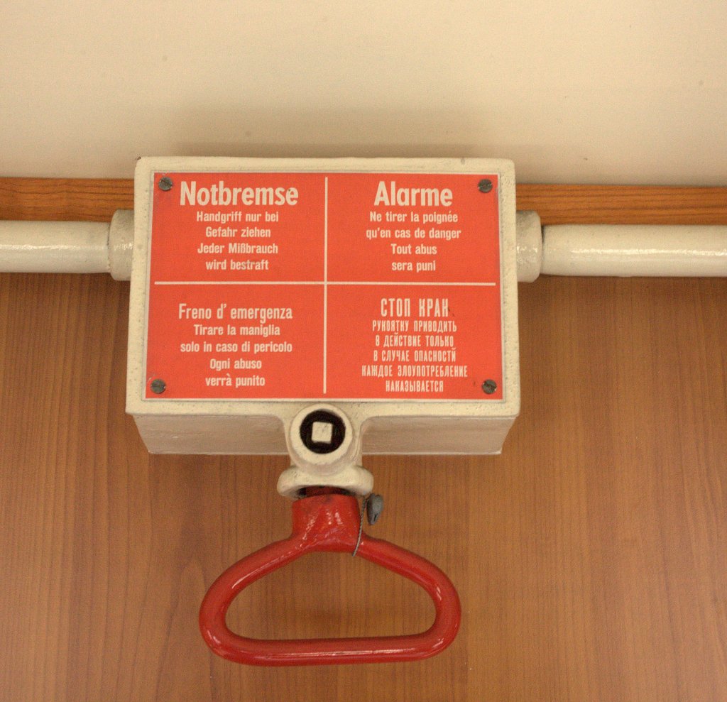 Gesehen hat das wohl jeder Bahnreisende in der einer oder anderen Form schon.
Als Kind oder Jugendlicher htte man sicher gern mal den roten Griff gezogen...
aber eine echte Notbremsung haben sicher  zum Glck noch nicht allzuviele Bahnreisende erlebt ...  08.04.2012  Im Lnitzdackel gegen 13:00 Uhr 