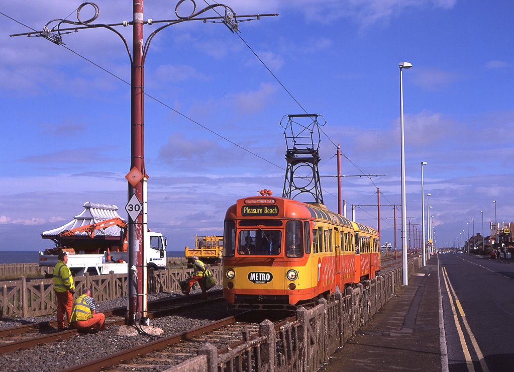 Gespann Tw 672 und Steuerwagen 682 in erreichen die Haltestelle Bispham n�rdlich von Blackpool, 07.09.2010. 
