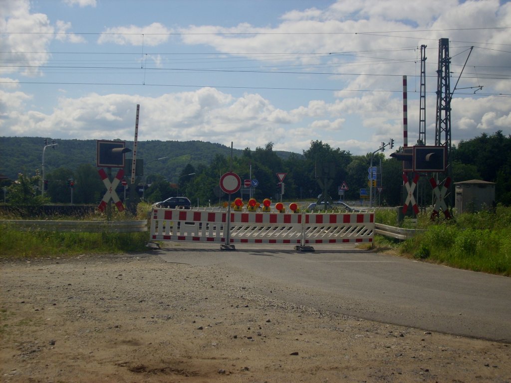 Gesperrter Bahnbergang zwischen Hallstadt und Breitengbach bei Bamberg 23.06.2013