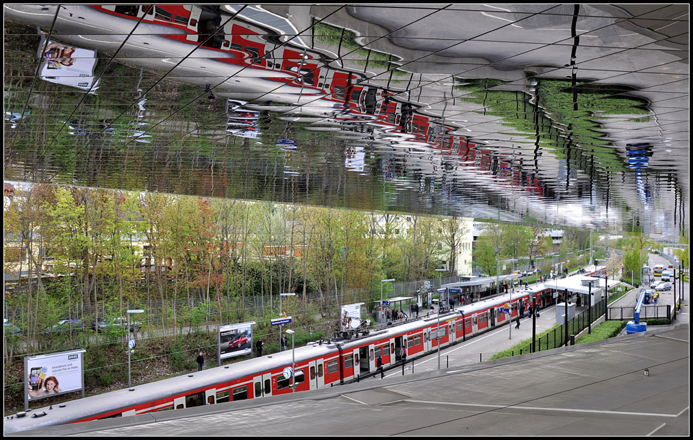 Gespiegelt - 

S-Bahnstation Neuwirtshaus (Porscheplatz) in Stuttgart-Zuffenhausen. 

13.04.2011 (J)