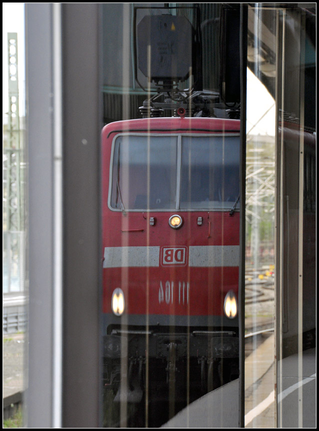 Gespiegelt und verzerrt - 

111 104 im Hauptbahnhof Stuttgart. 

30.04.2012 (J)