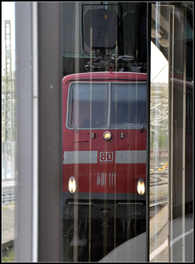 Gespiegelt und verzerrt - 

111 104 im Hauptbahnhof Stuttgart. 

30.04.2012 (J)