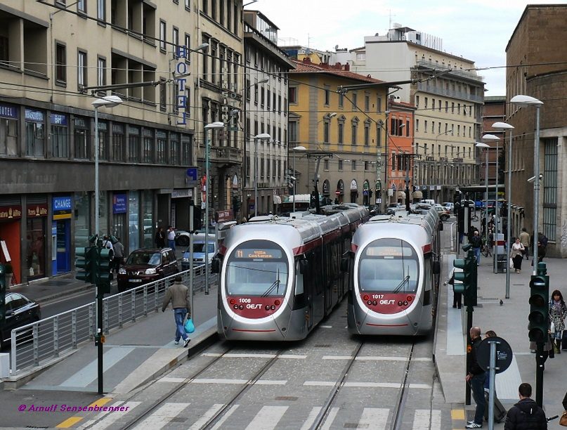 GEST-Tram 1008+1017
Florenz Alamanni-Stazione

Seit dem 14. Februar 2010 verkehrt in Florenz (endlich wieder) eine Sta�enbahnlinie. 
Sie f�hrt vom Florentiner Hauptbahnhof Santa-Maria-Novella bis zur Endstation Villa Costanza in der Gemeinde Scandicci.
Betrieben wird sie mit Wagen des Typs AnsaldoBreda Sirio vom Unternehmen GEST (Gestione del Servizio Tramviario = Stra�enbahnbetrieb), an welchem die Pariser Verkehrsbetriebe RATP ma�geblich beteiligt sind.

03.04.2010