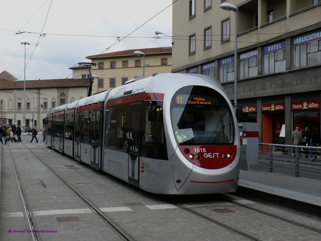 GEST-Tram 1015
Florenz Alamanni-Stazione

Seit dem 14. Februar 2010 verkehrt in Florenz (endlich wieder) eine Sta�enbahnlinie. 
Sie f�hrt vom Florentiner Hauptbahnhof Santa-Maria-Novella bis zur Endstation Villa Costanza in der Gemeinde Scandicci.
Betrieben wird sie mit Wagen des Typs AnsaldoBreda Sirio vom Unternehmen GEST (Gestione del Servizio Tramviario = Stra�enbahnbetrieb), an welchem die Pariser Verkehrsbetriebe RATP ma�geblich beteiligt sind.

03.04.2010