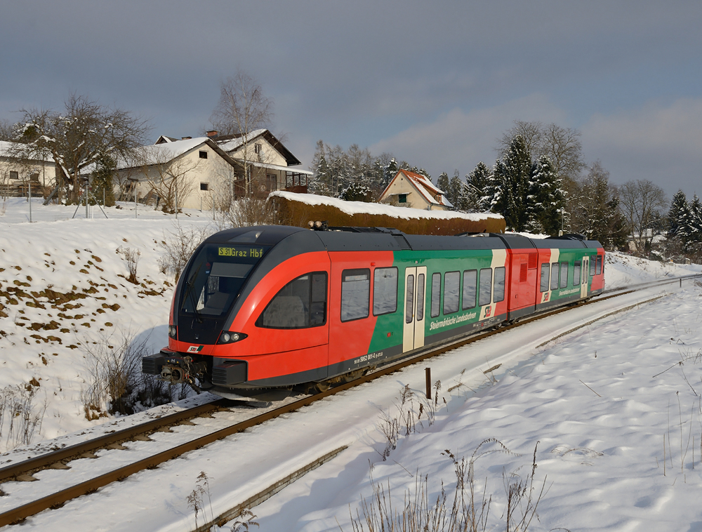 Gestern den 25.01.2013 hat sich nach gefhlten  100 Tagen  endlich einmal die dicke Hochnebeldecke im Grazer Becken glichtet, und uns ein paar Sonnenstunden beschert. Nachdem wir am Vortag eine kleine aber feine Ladung an Neuschnee bekommen haben, bin ich nach Hart bei Graz gefahren um den GTW 5062.001 der steirischen Landesbahnen (Stlb) als S31 auf dem Weg von Weiz nach Graz zu fotografieren. 

Ich wnsche allen Betrachtern dieses Bildes ein schnes Wochenende, mit viel Sonne und vielen schnen Motiven. :)