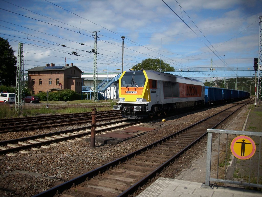 Gestern erst wieder mit dem Kreidezug von Klemetelvitz auf Rgen gesehen die Locon Voith Maxima 40CC 401.Meine Aufnahme stammt zwar noch vom 12.Juli 2009 aber es ist nur eine Frage der Zeit wann ich Sie in diesem Jahr wieder vor die Linse bekomme