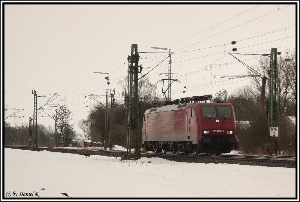Gestern hatte ich diese Gestalt schon an mir vorbeifahren sehen. Davor hatte ich sie aber noch nie zu Gesicht bekommen, die Rede ist von 189 800 im schnen Weinrot. Sie fuhr LZ von Richtung Passau gen Regensburg Ost. (12.12.10, Mangolding)