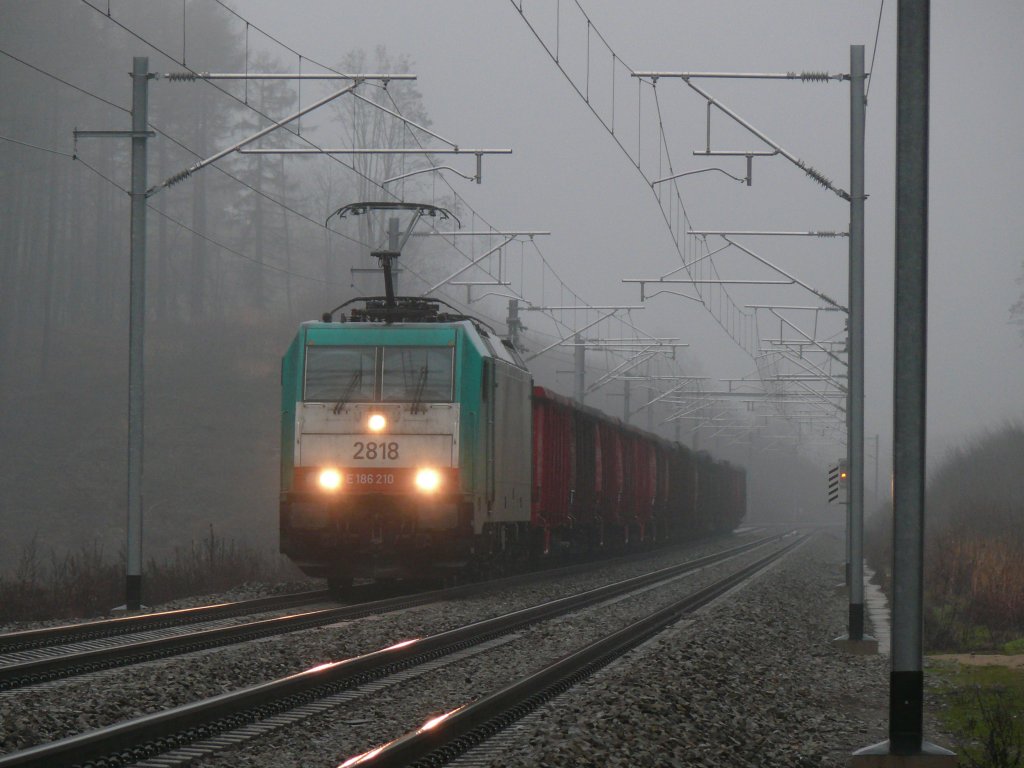 Gestern Regen, heute Regen und Nebel. So sah es heute mittag im Wald bei Moresnet-Chapelle aus. Cobra-Lok 2818 mit einem Schrottzug unterwegs in Richtung Montzen. Aufgenommen am 31/12/2009.