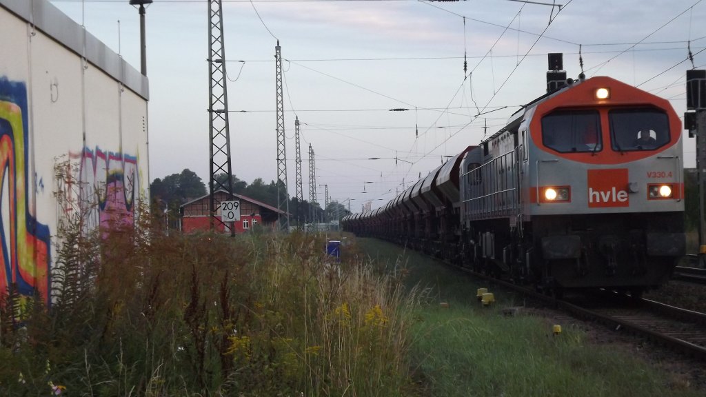 Getreidezug im Bf Greifswald, bereitgestellt zur Entladung im Anschlussgleis Hafen Vierow. 14.08.2012, 05:57 Uhr