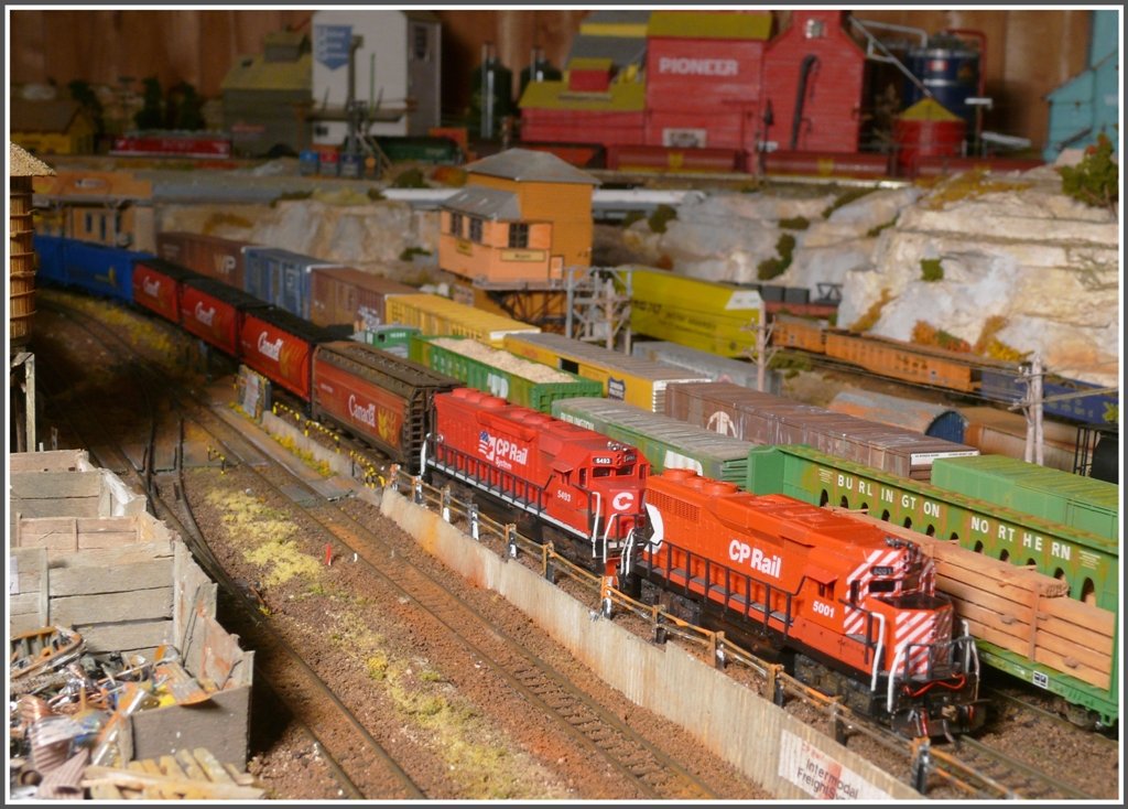 Getreidezug mit kanadischer Power in Mojave. (30.12.2009)