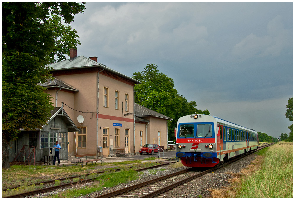 Gewitterstimmung in Laxenburg-Biedermannsdorf: Am 3.6.2008 h�lt 5147 003 vor dem Bahnhofsgeb�ude.