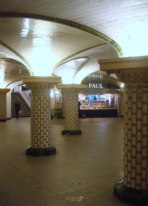 Gewlbeartige Verteilerhalle der Metro-Station Saint Lazare - unter dem gleichnamigen Fernbahnhof im 8. Pariser Arrondissement. 14.7.2010