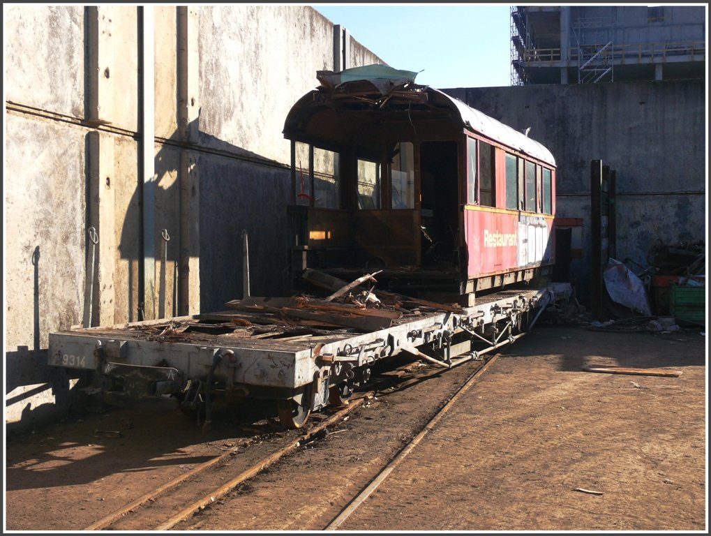 Gewollter Abbruch eines alten Speisewagens und gleich auch des Flachwagens bei A&M Wiederverwertung in Untervaz-Trimmis. Die 2.Hlfte geht gemss eines Mitarbeiters nach Bergn ins zuknftige Bahnmuseum. (19.03.2010)