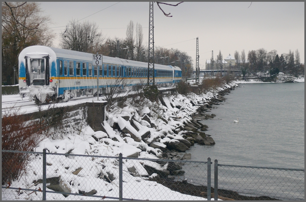 Gezeichnet von der Fahrt durch den Allguer Schnee erreicht ein ALEX in Krze Lindau Hbf. (02.12.2010)