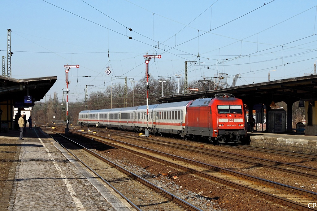 Gezogen von 101 030-5 erreicht der IC 2037 nach Dresden den Bahnhof Kthen. (08.03.2011)