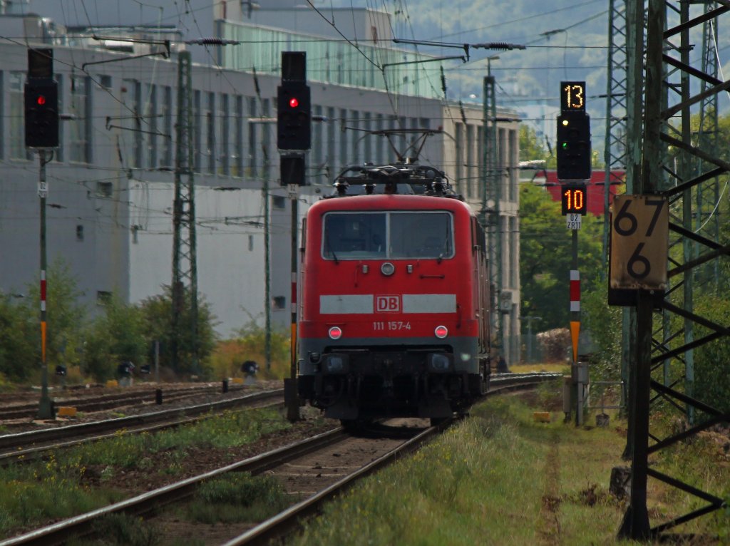 Gezogen von 111 149 wird 111 157-4 am 01.09.2012 auf der KBS 480 bei Rothe-Erde nach Aachen geschleppt.