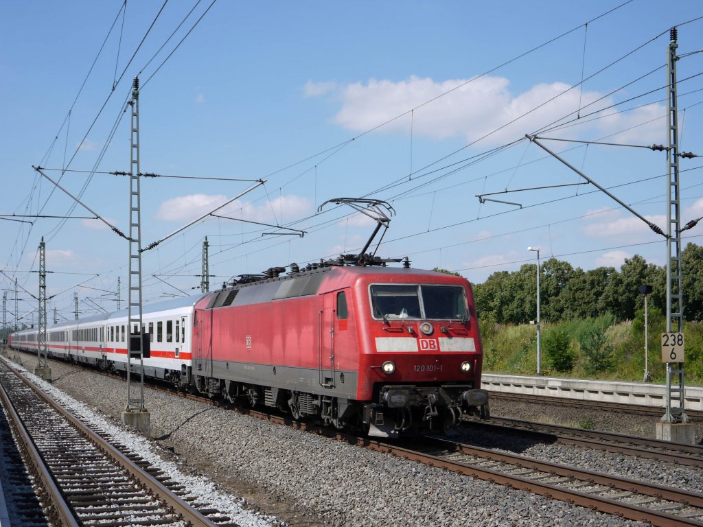 Gezogen von 120 101 und geschoben von 120 156 eilt IC 2205 Hamburg-Altona - Berlin-S�dkreuz durch B�chen; 20.08.2011
