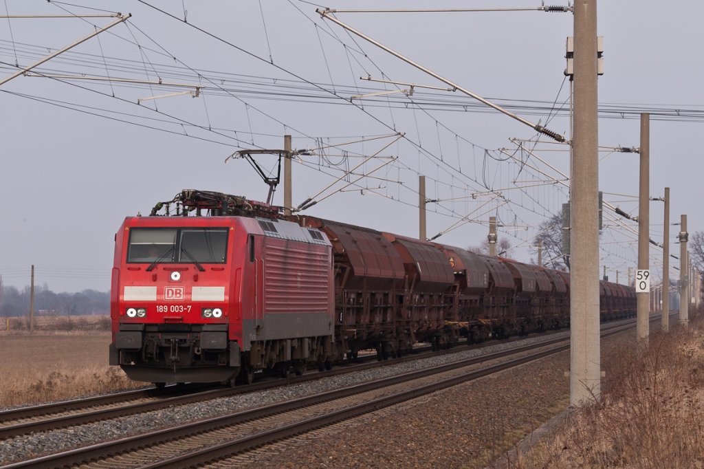 Gezogen von 189 003-7 rollt ein Gterzug bei Bornitz am 02.03.2012 bei Bornitz in Richtung Oschatz.