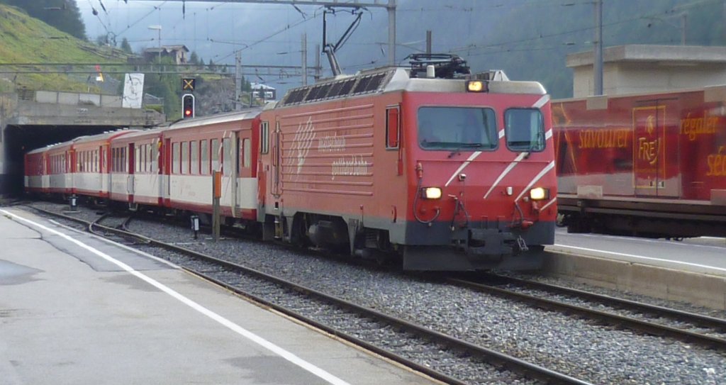 Gezogen von einer HGe 4/4 II erreicht R 213 am Morgen des 04.08.11 den Bahnhof Zermatt.