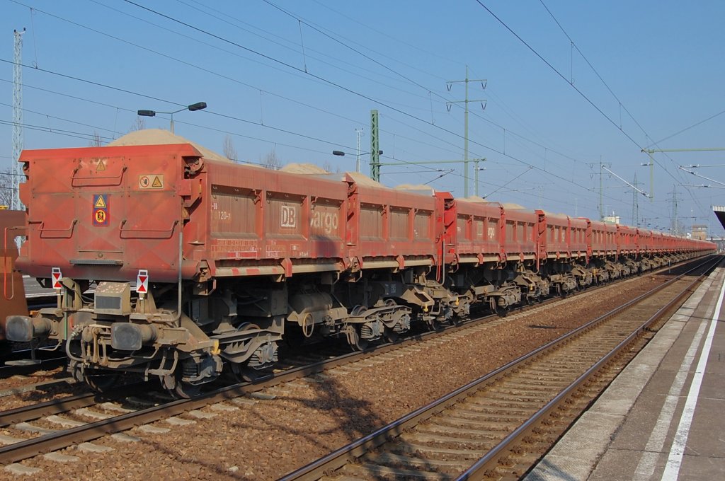 Gezogen wurde dieser mit Sand beladende Zug von der 185 153-4. Wartet hier auf die Ausfahrt aus dem Bahnhof Berlin Schnefeld. 09.03.2010