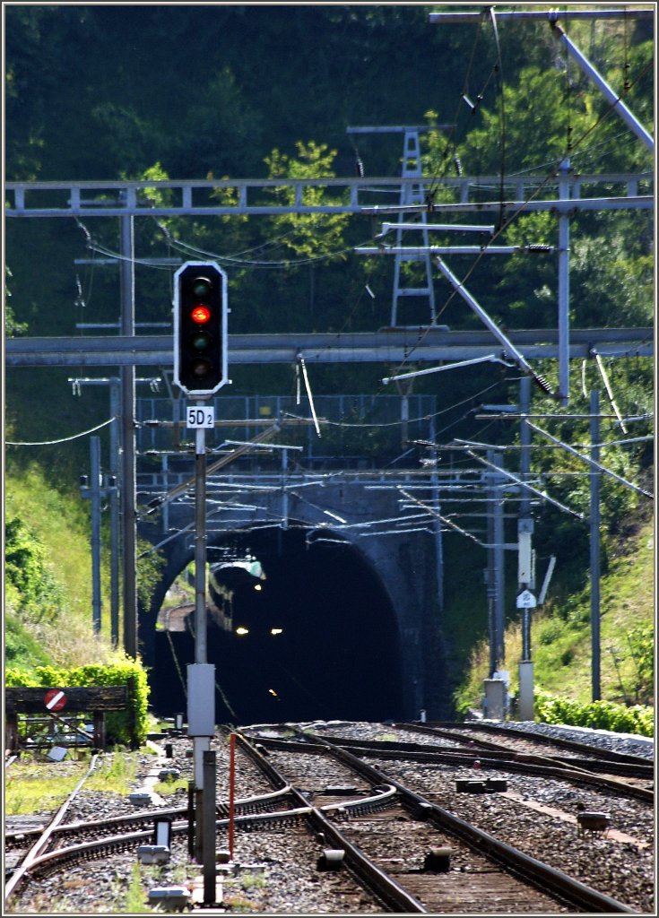 Gezoomter Durchblick durch den 392 Meter langen Tunnel von Grandvaux.
(18.07.2012)