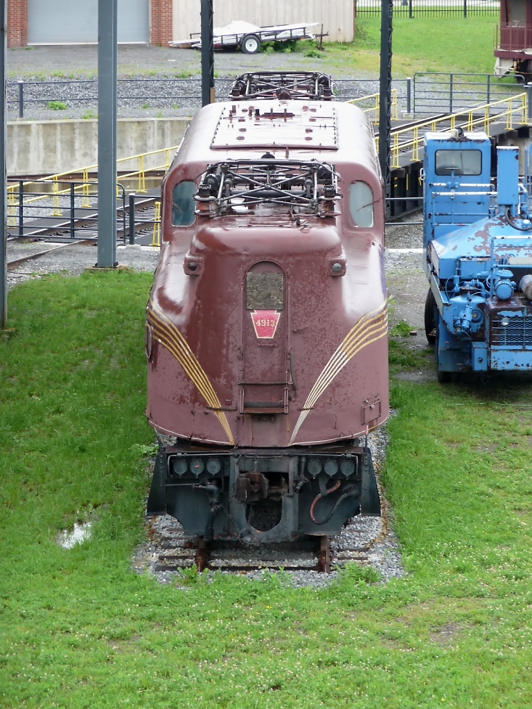 GG1 #4913 der PRR im Railroaders Memorial Museum in Altoona, PA (5.6.09) 