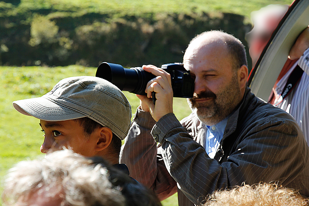 Gibt sicher ein gutes Foto, wenn man sich so Mhe gibt: Olli in Aktion - und Andreas hlt Ausschau fr das nchste Fotomotiv... Whrend Bergfahrt, 01. Okt. 2011, 11:29
