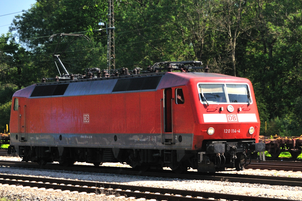  Give me Five !!! ...  zwangsbel�ftet  auf �berf�hrungsfahrt durch Neuoffingen (KBS 980): 120 114-4 mit freundlichem Tf. Gruss zur�ck... (Ende August 2011).